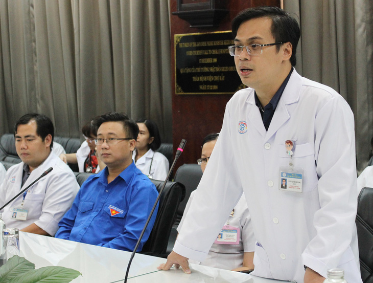 Thành đoàn TP.HCM khen tặng bác sĩ điều trị bệnh nhân nhiễm virus corona - Ảnh 3.