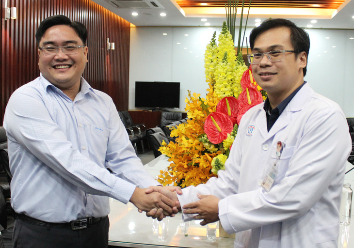 Thành đoàn TP.HCM khen tặng bác sĩ điều trị bệnh nhân nhiễm virus corona - Ảnh 2.
