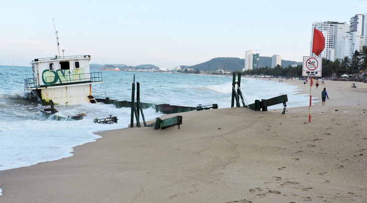 Di dời sà lan gây nguy hiểm cho bãi biển Nha Trang - Ảnh 1.