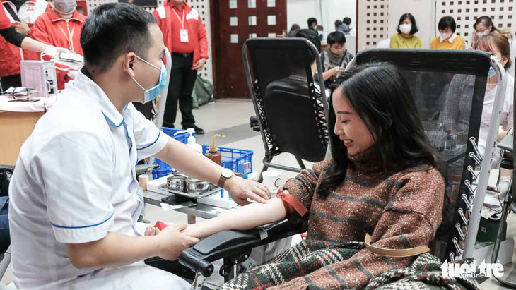 Hàng ngàn người hiến máu trong những ngày dịch corona phức tạp - Ảnh 4.
