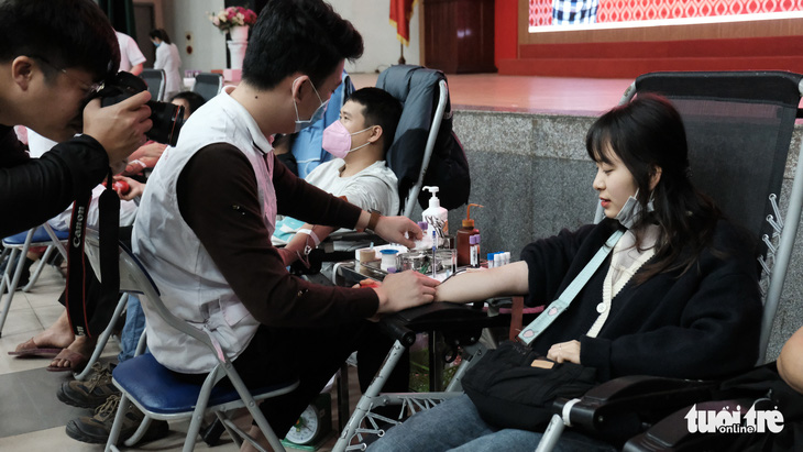 Hàng ngàn người hiến máu trong những ngày dịch corona phức tạp - Ảnh 7.