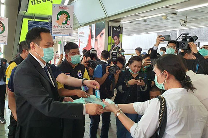 Bộ trưởng Thái xin lỗi vì đòi đuổi du khách không đeo khẩu trang - Ảnh 1.