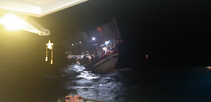 Cứu tàu câu mực cùng 40 ngư dân gặp nạn trên Biển Đông - Ảnh 2.