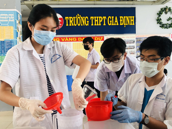 Học sinh tự làm dung dịch rửa tay sát khuẩn cho trường, lớp - Ảnh 1.