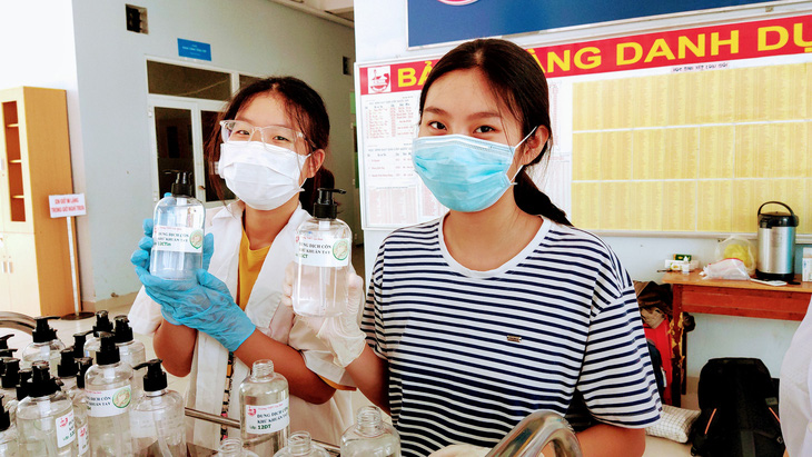 Học sinh tự làm dung dịch rửa tay sát khuẩn cho trường, lớp - Ảnh 2.