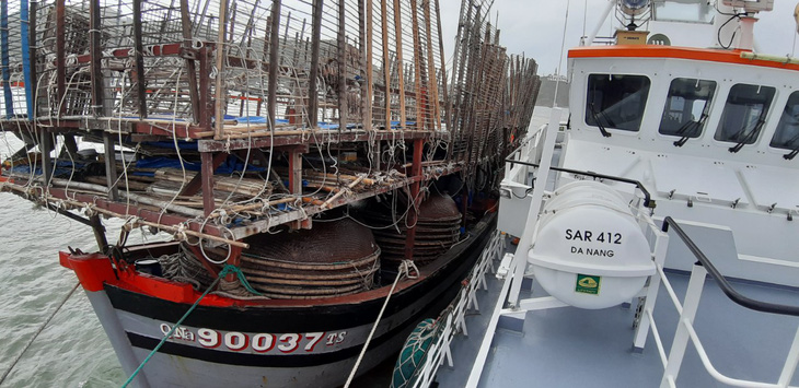 Cứu tàu câu mực cùng 40 ngư dân gặp nạn trên Biển Đông - Ảnh 1.