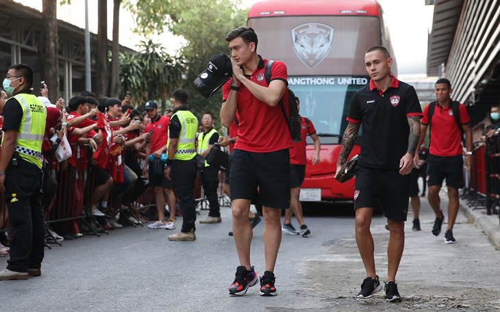 Thủ môn Đặng Văn Lâm mất suất bắt chính ở Muangthong United