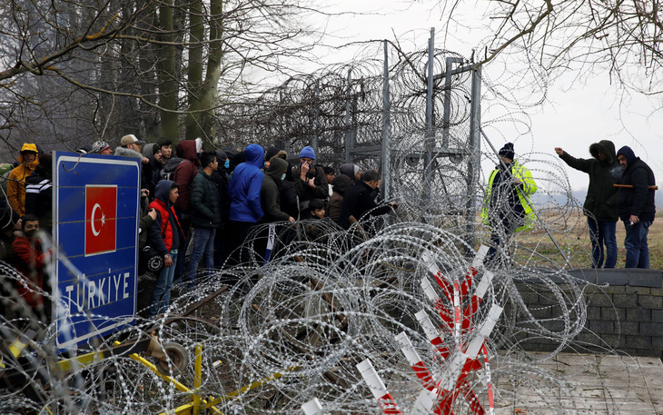 Thổ Nhĩ Kỳ mở cửa biên giới, EU toát mồ hôi vì người di cư - Ảnh 1.