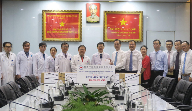 Tổng lãnh sự quán Trung Quốc tại TP.HCM thăm, cảm ơn Bệnh viện Chợ Rẫy - Ảnh 1.