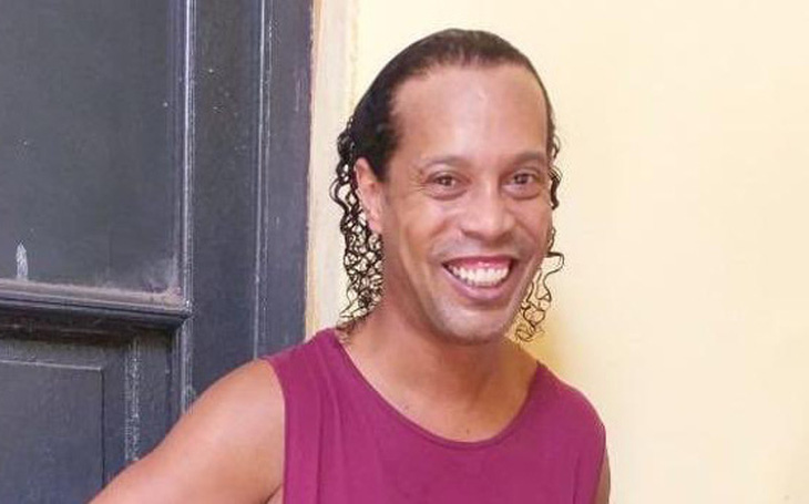 Bị tạm giam, Ronaldinho vẫn có thể dự giải futsal trong... tù