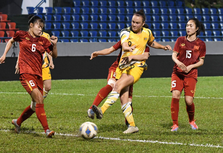 HLV tuyển nữ Úc chê điều kiện sân bãi ở Việt Nam dưới tiêu chuẩn cho phép - Ảnh 2.