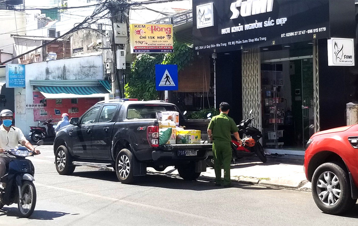 Thu giữ nhiều hàng hóa tại shop bán khẩu trang giá khủng ở Nha Trang - Ảnh 1.