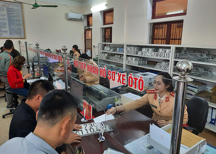 Đăng ký mới ôtô ở Quảng Bình chỉ mất 180 phút - Ảnh 1.