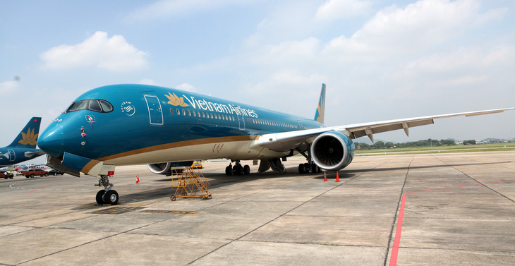 Vietnam Airlines kiến nghị tăng giá trần vé máy bay, phụ thu nhiên liệu - Ảnh 1.