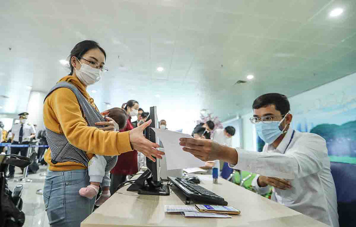 Sân bay Nội Bài thắt chặt thủ tục khai báo y tế - Ảnh 1.