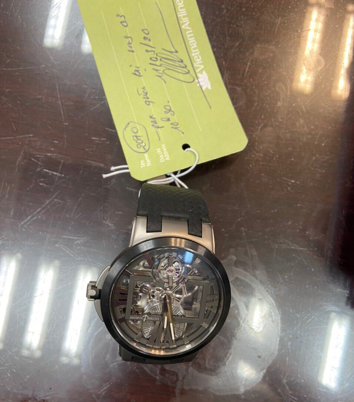 Sân bay Đà Nẵng trao trả chiếc đồng hồ 40 nghìn USD cho quan chức Brunei - Ảnh 1.
