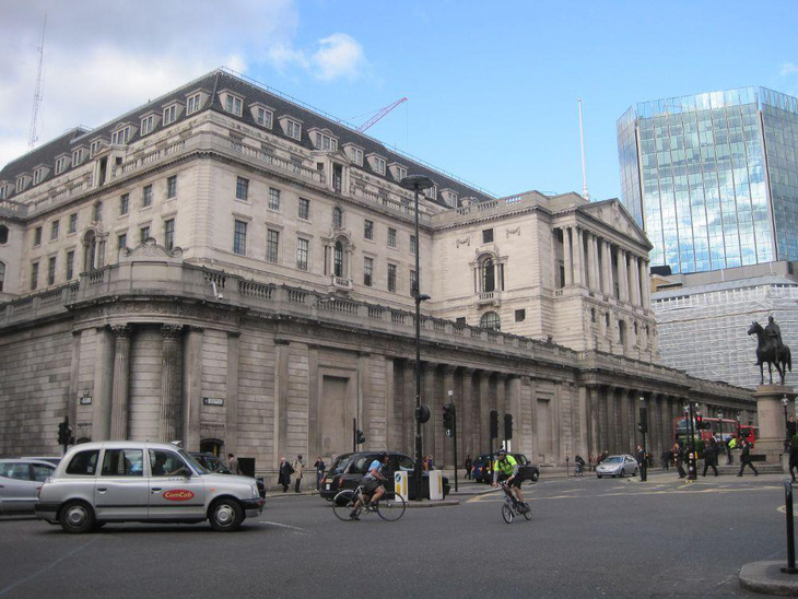 Ngân hàng Trung ương Anh lần đầu tiên giảm lãi suất kể từ năm 2016 - Ảnh 1.