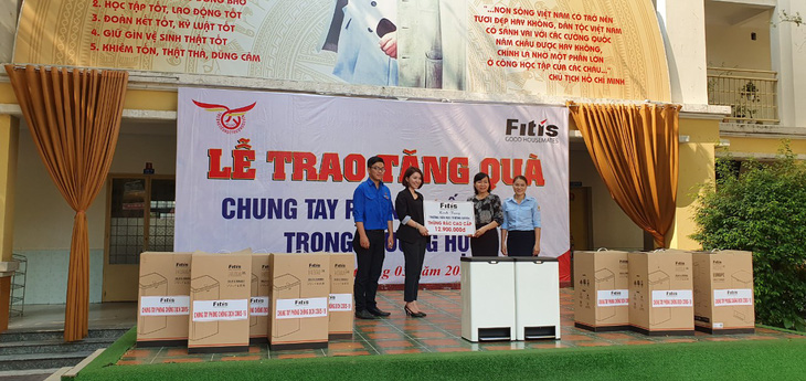 FITIS tặng thùng rác thông minh cho trường tiểu học - Ảnh 1.