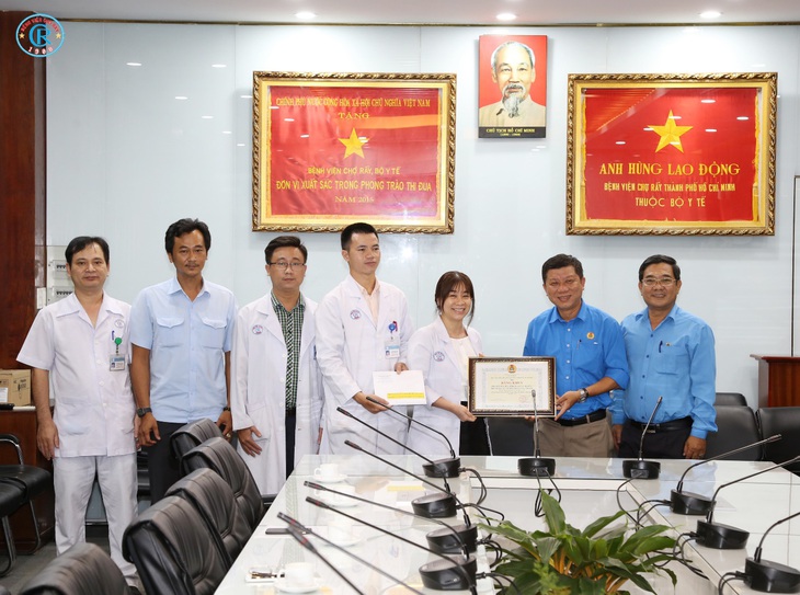 Bệnh viện Chợ Rẫy dành hết tiền thưởng hỗ trợ bệnh nhân nghèo - Ảnh 1.