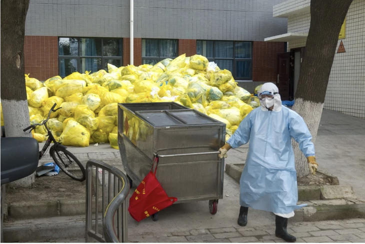 Trung Quốc đau đầu xử lý rác thải y tế sau đỉnh dịch COVID-19 - Ảnh 1.