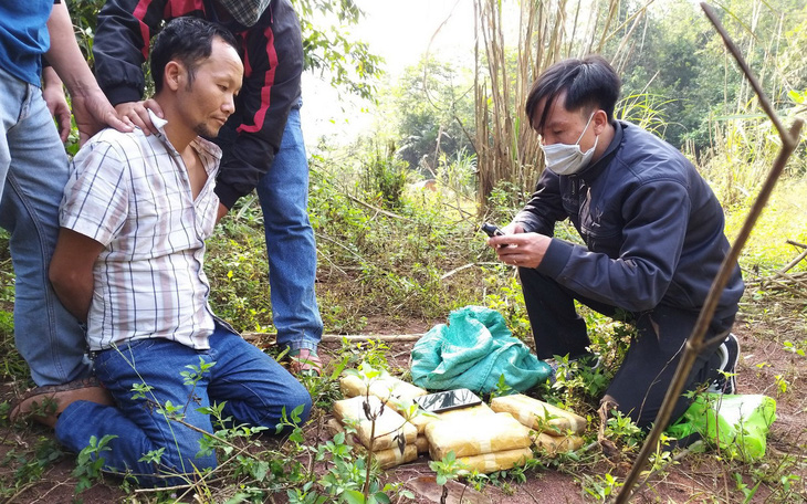 Quảng Bình bắt một người Lào mang ma túy qua biên giới Việt - Lào