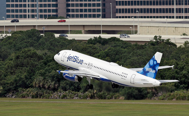 Hãng hàng không Mỹ cấm bay vĩnh viễn một hành khách vì không khai báo COVID-19 - Ảnh 1.