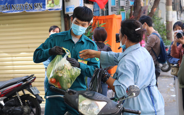 ‘Cơm bưng, nước rót’ trong khu cách ly chung cư Hòa Bình