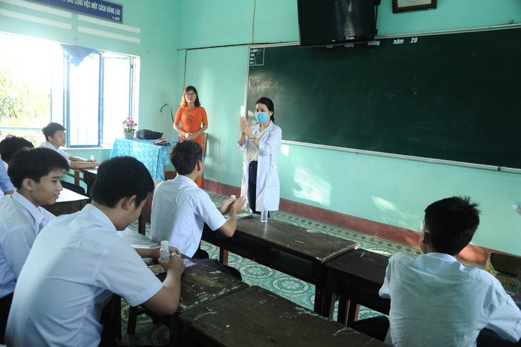 Quảng Nam tổ chức dạy học qua truyền hình cho học sinh khối 12 - Ảnh 1.