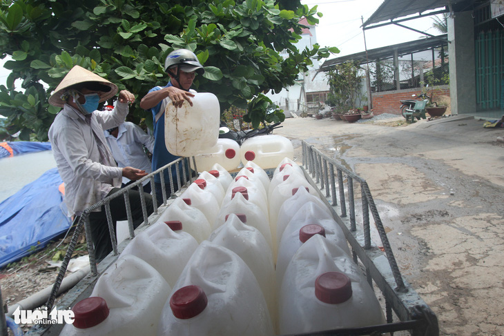 Phát phiếu chia nước ngọt cho bà con nhà vườn cứu sầu riêng - Ảnh 6.