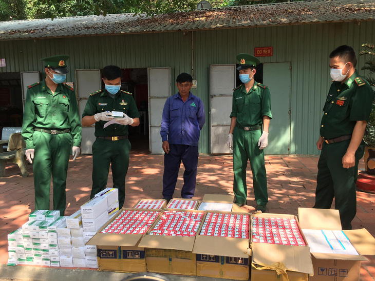 Liên tục bắt tân dược, thuốc lá lậu tại biên giới Tây Ninh và Long An - Ảnh 1.