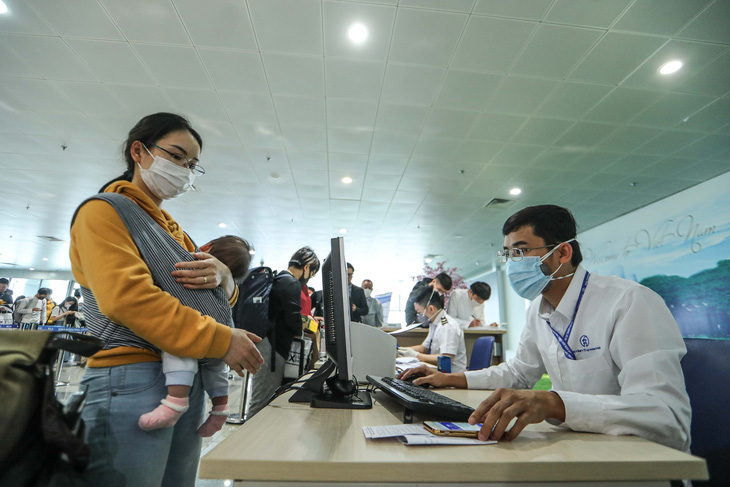 Cách ly gần 200 người liên quan bệnh nhân 50 ở Vietnam Airlines - Ảnh 1.
