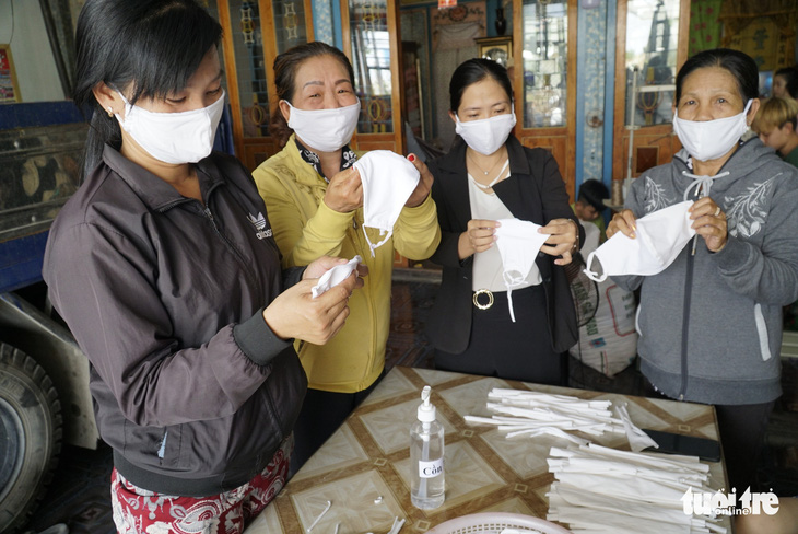 Phụ nữ vùng biên may hàng ngàn khẩu trang vải phát miễn phí cho dân - Ảnh 2.