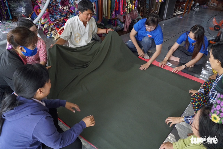 Phụ nữ vùng biên may hàng ngàn khẩu trang vải phát miễn phí cho dân - Ảnh 3.