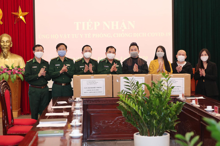 Tùng Dương, Tóc Tiên trao hơn 1 tỉ cho bộ đội chống COVID-19 - Ảnh 2.