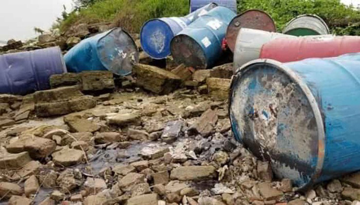 Khởi tố người vứt 14 thùng phuy chất thải nguy hại xuống sông Hồng - Ảnh 2.