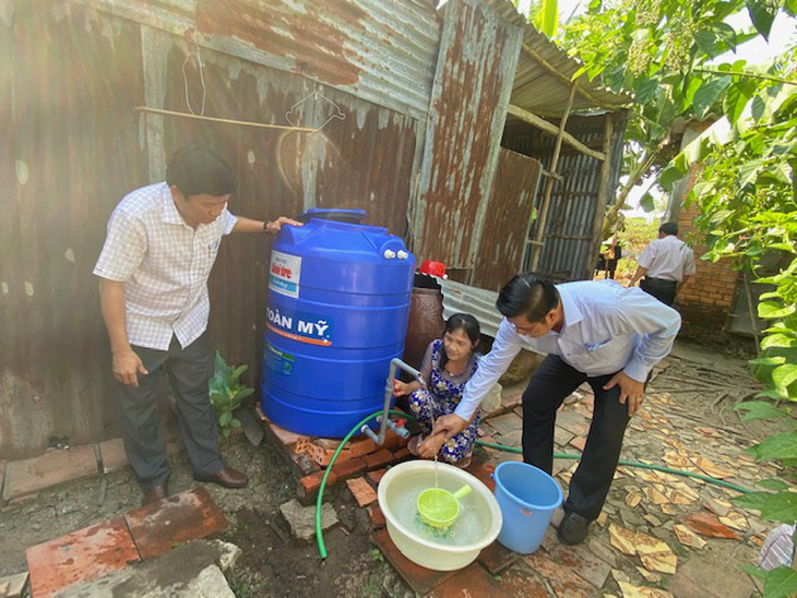 Mừng dữ lắm luôn, thùng nước cỡ này nhà tui hết chầu chực lấy nước - Ảnh 5.