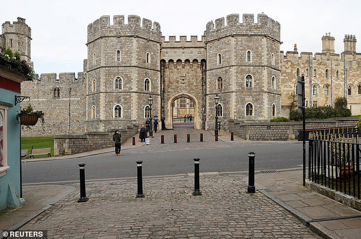 Nữ hoàng Anh tự cách ly phòng dịch ở lâu đài Windsor - Ảnh 2.