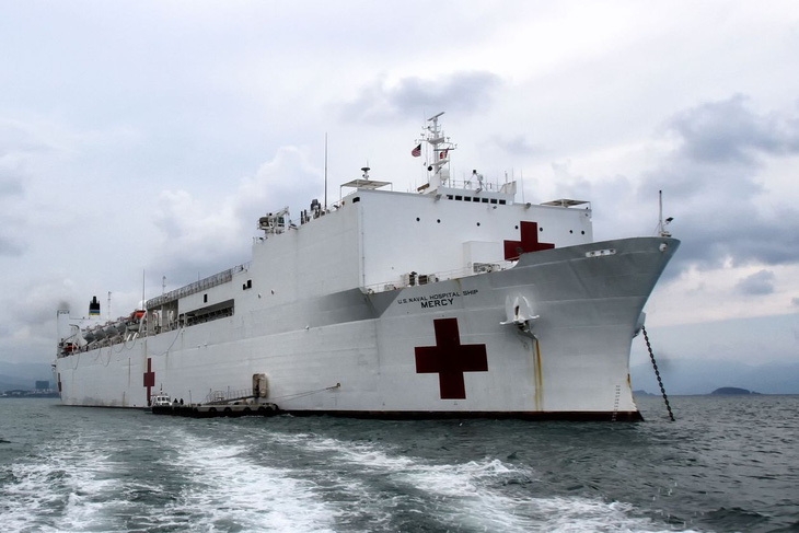 Hải quân Mỹ điều 2 tàu bệnh viện tới New York, Bờ Tây chống dịch COVID-19 - Ảnh 1.