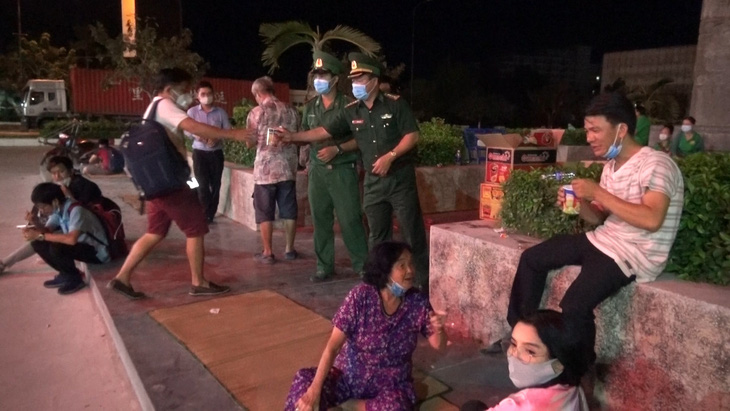 Tây Ninh cách ly tập trung gần 300 người nhập cảnh từ Campuchia - Ảnh 1.