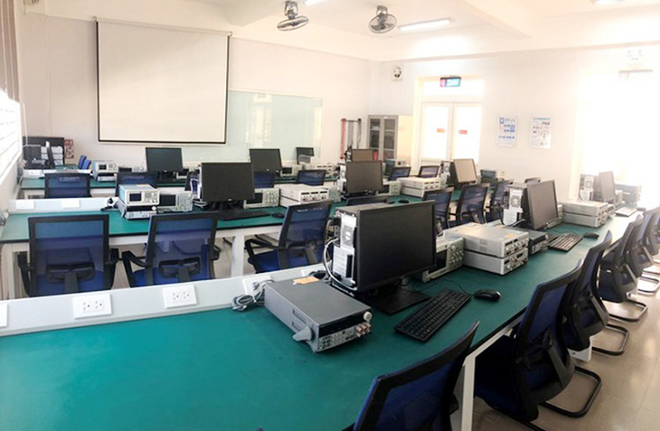 Tiếp cận lò đào tạo điện - điện tử tại Đai học Duy Tân - Ảnh 8.