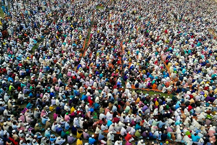 Hàng chục ngàn tín đồ Hồi giáo Bangladesh tụ tập cầu... qua kiếp nạn COVID-19 - Ảnh 1.