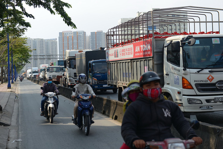 Rào chắn mở rộng đường Đồng Văn Cống thêm 2 làn - Ảnh 1.