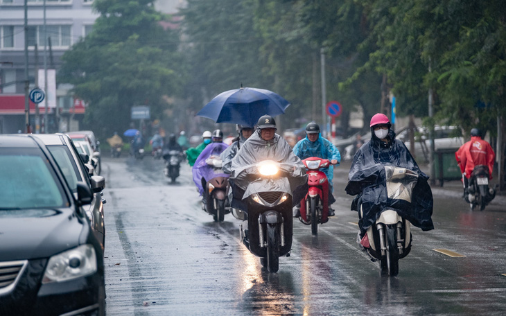 TP.HCM nóng bức, Hà Nội mưa dông kèm thời tiết nguy hiểm