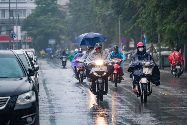 TP.HCM nóng bức, Hà Nội mưa dông kèm thời tiết nguy hiểm - Ảnh 1.