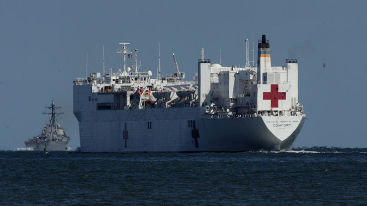 Hải quân Mỹ điều 2 tàu bệnh viện tới New York, Bờ Tây chống dịch COVID-19 - Ảnh 2.