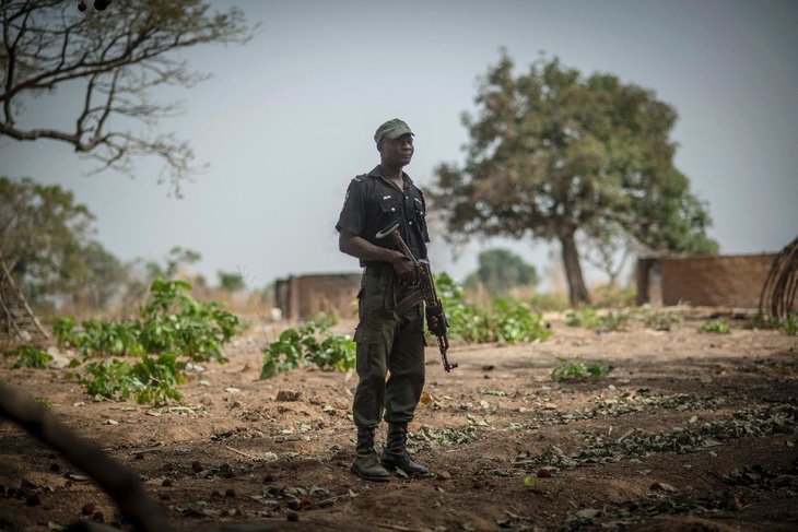 100 tay súng tấn công 6 ngôi làng ở Nigeria, ít nhất 50 người thiệt mạng - Ảnh 1.