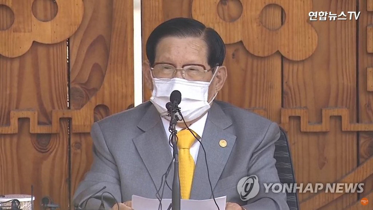 Giáo chủ Tân Thiên Địa quỳ gối cúi đầu xin lỗi người dân Hàn Quốc - Ảnh 3.