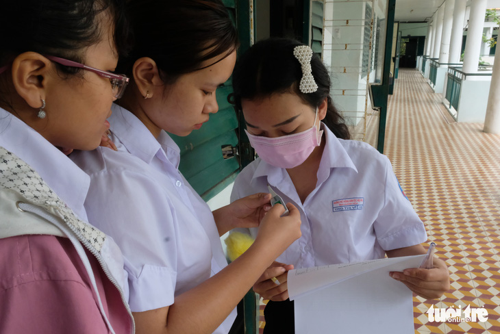 Sinh viên nhận khẩu trang, dung dịch sát khuẩn ngày đầu đi học lại - Ảnh 20.