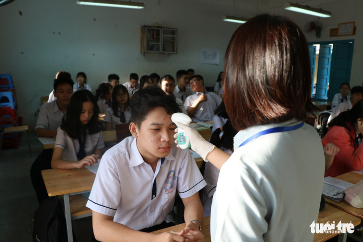 Sinh viên nhận khẩu trang, dung dịch sát khuẩn ngày đầu đi học lại - Ảnh 22.