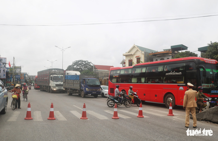 Xe container húc sập ba nhà dân lúc rạng sáng, nhiều người thoát chết - Ảnh 5.